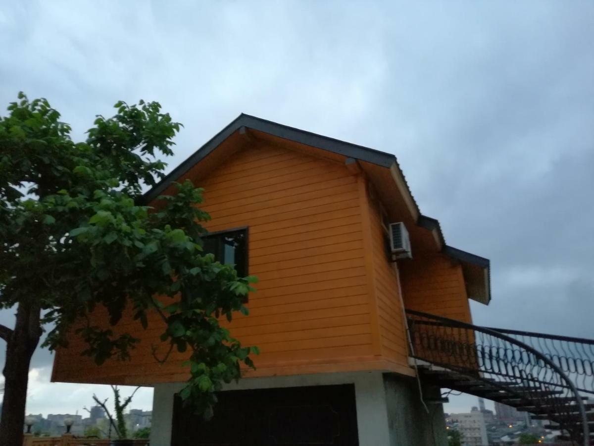 Деревянный Котеж The 1 С Выдом На Город Batumi Esterno foto
